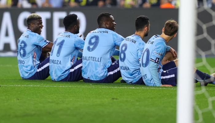 Balotelli, İrfan Can Eğribayat'ın büyük hatasını affetmedi ve topu boş ağlara gönderdi!  Gol kutlama hareketi sosyal medyada gündem oldu...
