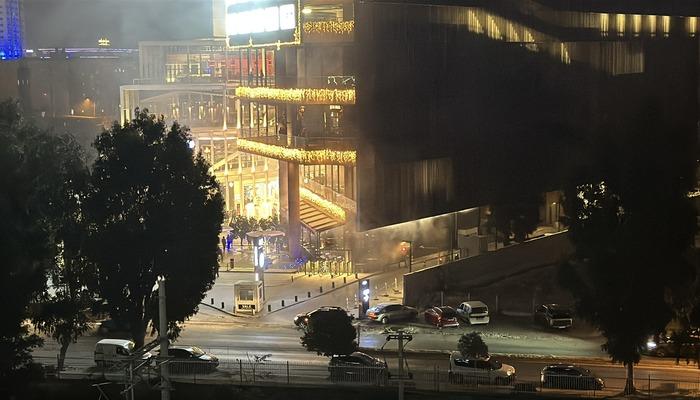 İzmir'de alışveriş merkezinde panik yangını: Dumandan 3 kişi etkilendi