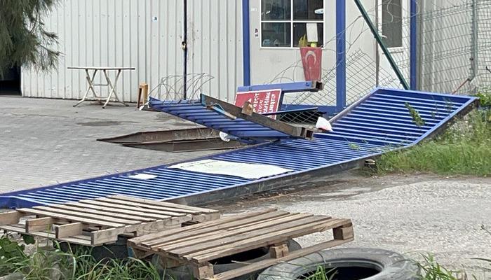 Hatay'da mezar fırtınası: devrilmiş su tankı üstü ve uçan kaplar