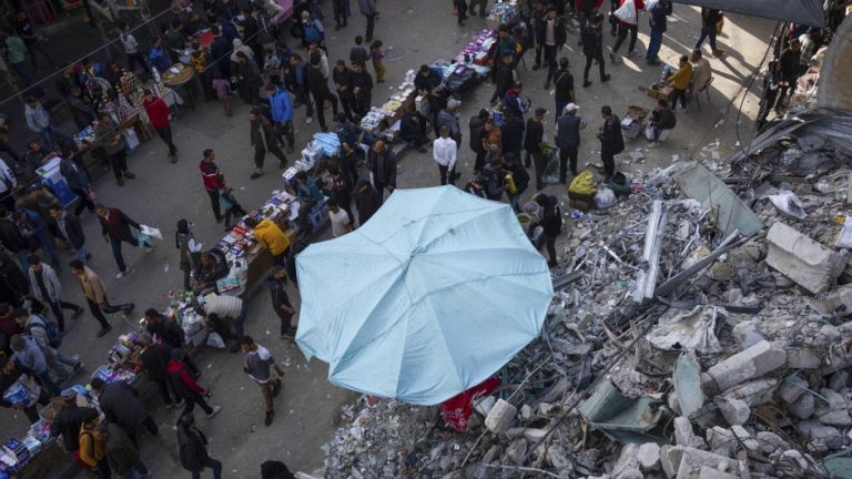 Gazze: İsrail’in yardım dağıtım noktası yakınındaki saldırısında 20 kişi öldü, 155 kişi yaralandı
