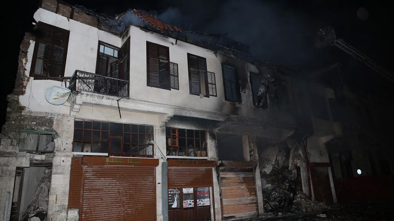 Hatay’da 2 katlı binada yangın