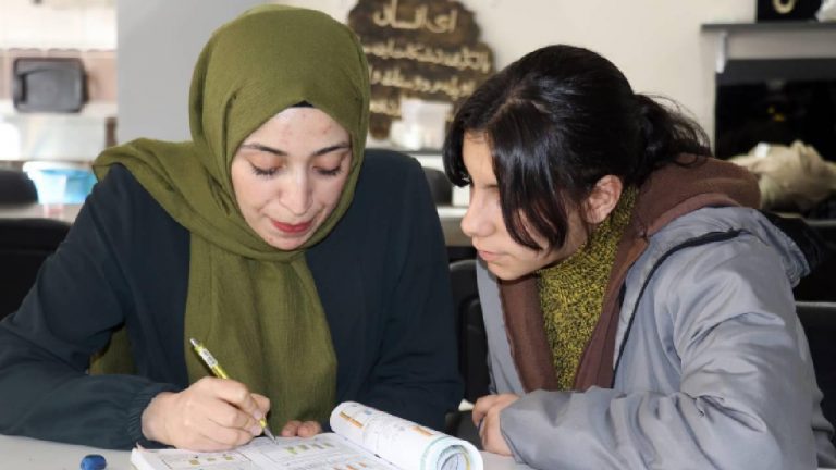 Ağrı’da üniversite öğrencisi gönüllüler yetimleri geleceğe hazırlıyor