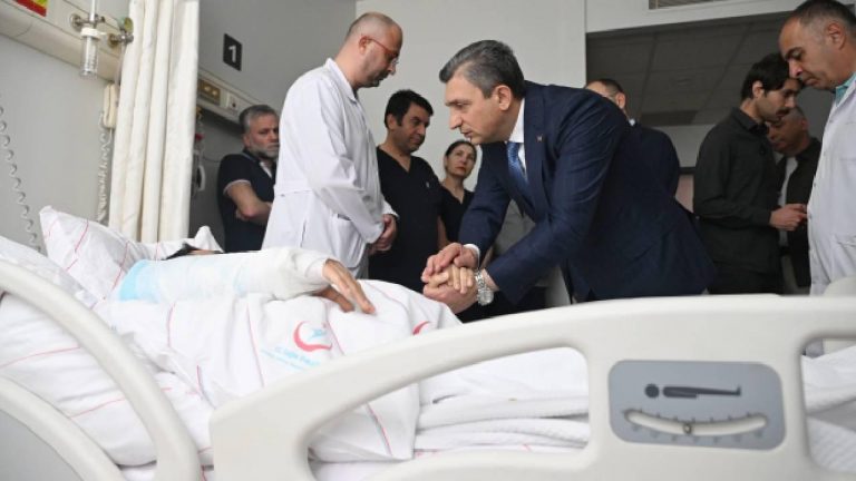 Antalya Valisi Şahin teleferik kazasında yaralananları ziyaret etti