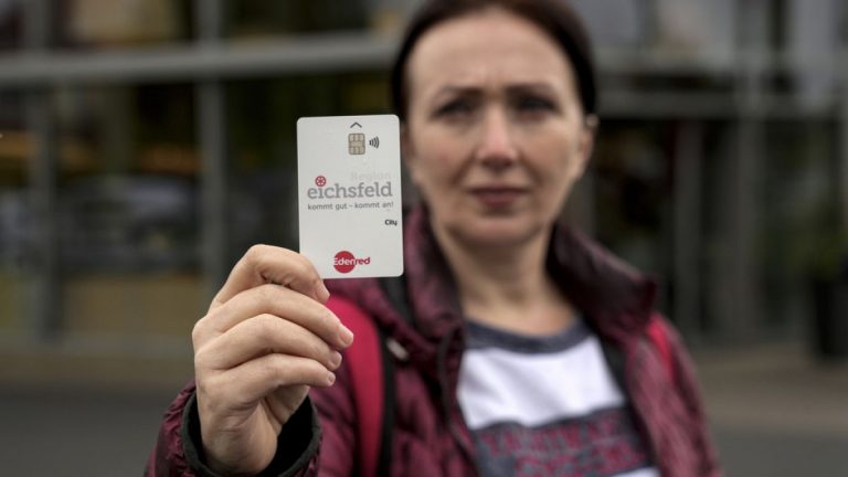 Almanya mültecilere nakit ödemeyi sınırladı