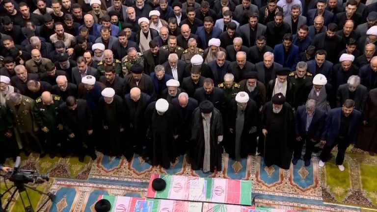 Video.  İran: Dini lider Hamaney, İbrahim Raisi'nin cenaze namazını kıldırdı