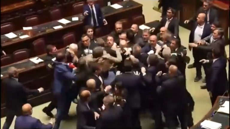 İtalya Temsilciler Meclisi'ndeki oylama sırasında arbede çıktı