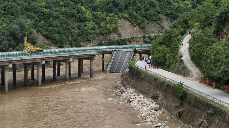 Çin'in kuzeybatısında bir otoyol köprüsü çöktü: 11 ölü, 30 kayıp