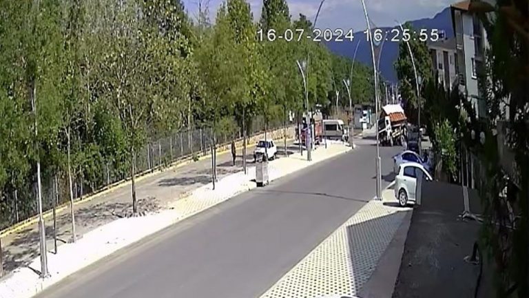 Kocaeli'de aşırı yüklemeden dolayı devrilen tır: O anlar kameraya yansıdı