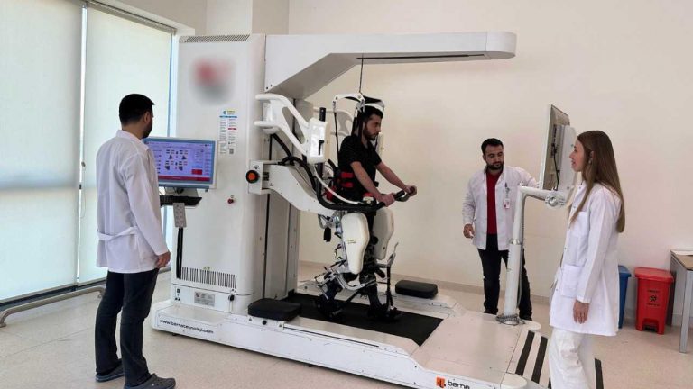 Yürüyen robotla 9 ayda 300 hasta sağlığına kavuştu
