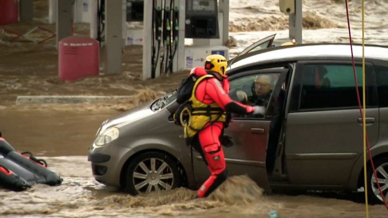 Video. Fransa'nın güneyinde şiddetli yağış su baskınlarına neden oldu
