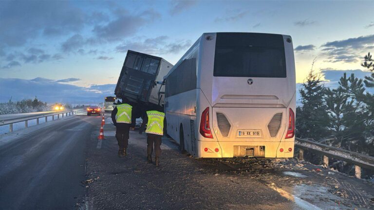 Afyonkarahisar'da zincirleme yol kazası: 30 yaralı