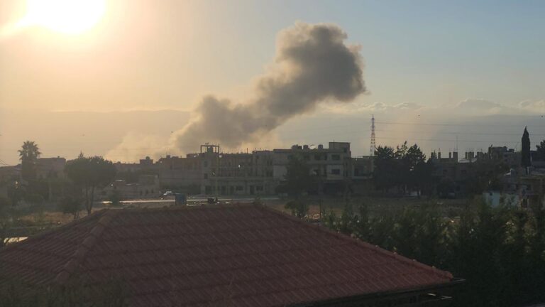 İşgalci İsrail ordusu Lübnan’ın doğusundaki Baalbek’te bir evi bombaladı.