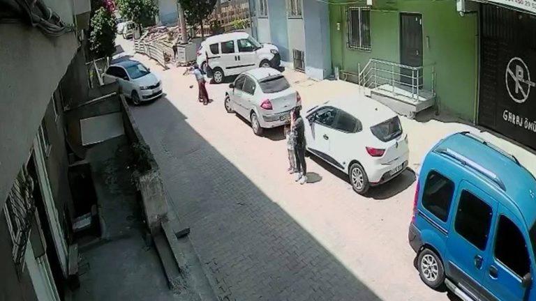 Öğretmene yardım ederken kullandığı otomobili duvara vurdu – Son Dakika Türkiye Haberleri