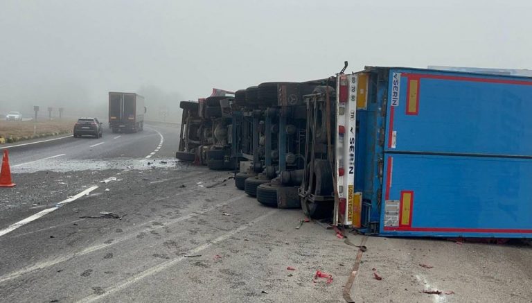 Devrilen TIR’ın sürücüsü yaralandı