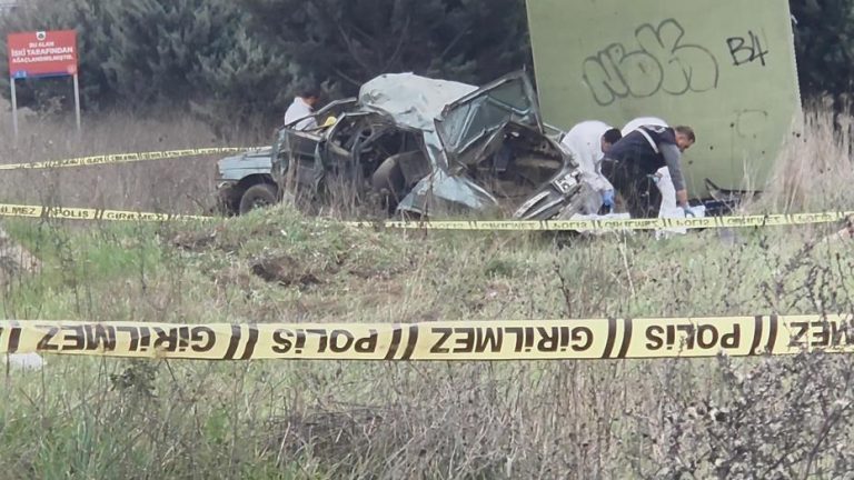 Bariyere çarpan araç kullanılamaz hale geldi