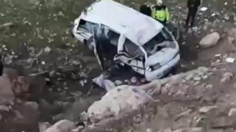 Araç uçurumdan düştü, 3 kişi ciddi şekilde yaralandı