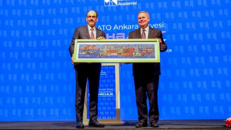MİT Başkanı Kalın’dan NATO Genel Sekreter Yardımcısı Bray’e Anlamlı Hediye