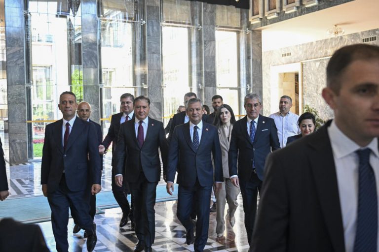 Özgür Özel ve Ekibi Yeni Partinin Kuruluşu İçin İlk Adımı Attı