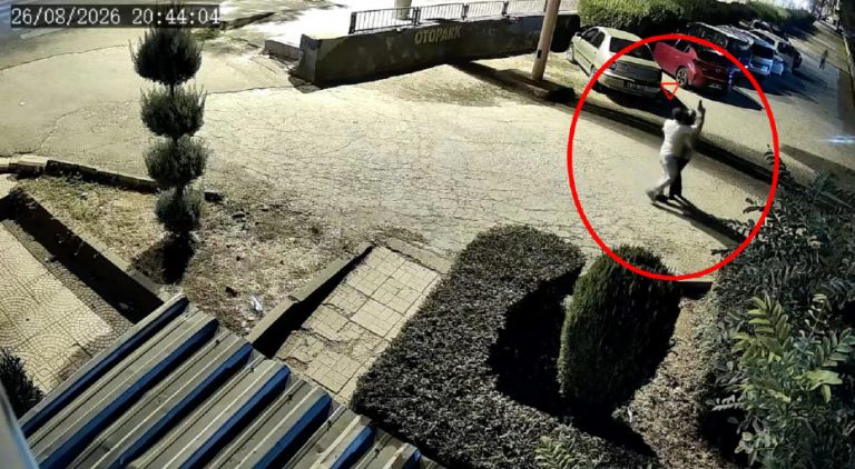 Eşini öldürüp kucağındaki çocuğu kaçırdı